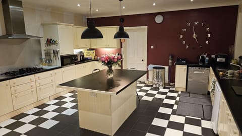 House, 6 Bedrooms (Whole House) | Egyptian cotton sheets, premium bedding, individually decorated