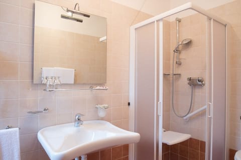 Single Room | Bathroom | Shower, free toiletries, hair dryer, towels