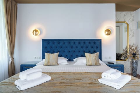 Deluxe Double Room, 1 King Bed | 1 bedroom, premium bedding, minibar, in-room safe