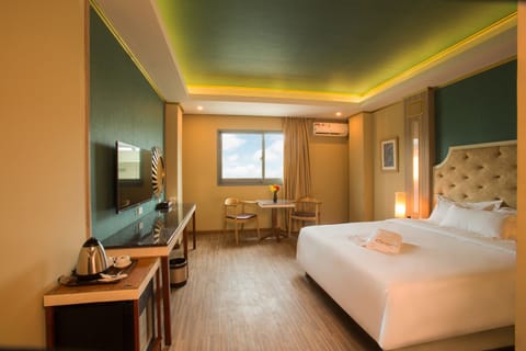 Superior Room, 1 King Bed | Minibar, in-room safe, desk, free cribs/infant beds