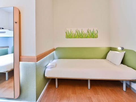 Desk, soundproofing, iron/ironing board, free WiFi