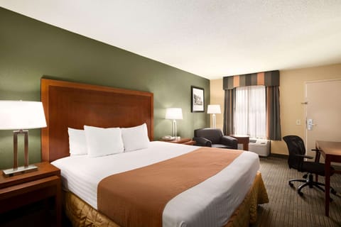 Room, 1 King Bed, Accessible, Non Smoking (Mobility/Hearing, roll-in shower) | Premium bedding, desk, blackout drapes, soundproofing
