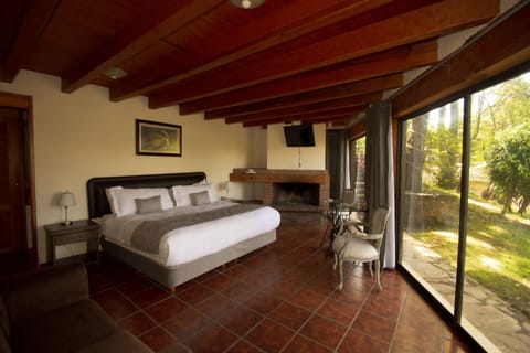 Junior Suite 1 King Bed | In-room safe, blackout drapes, iron/ironing board, bed sheets