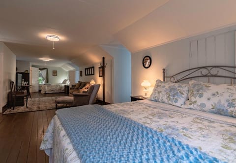 3 bedrooms, Egyptian cotton sheets, premium bedding, memory foam beds