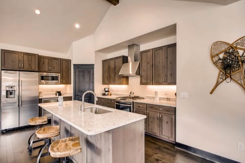 Townhome, 3 Bedrooms | Private kitchen | Fridge, microwave, oven, dishwasher