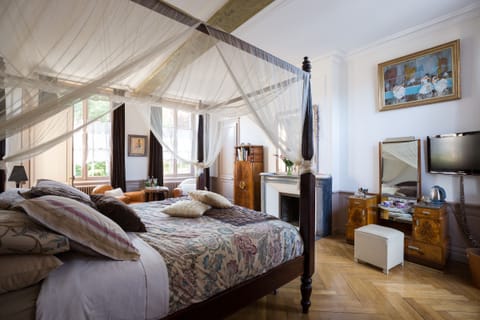 Triple Room (Passiflore) | Premium bedding, individually decorated, individually furnished, desk