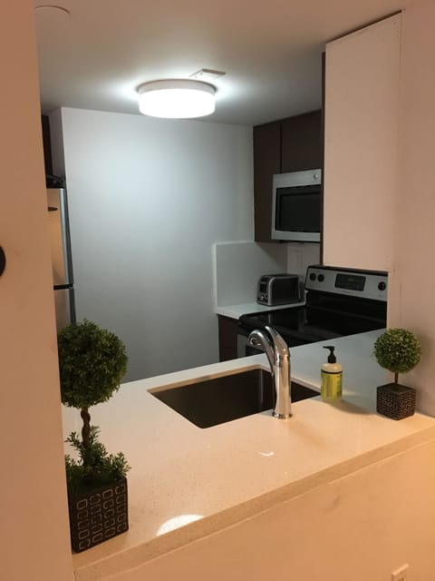 House, 2 Bedrooms | Private kitchen | Full-size fridge, microwave, oven, stovetop