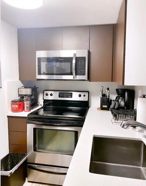 House, 2 Bedrooms | Private kitchen | Full-size fridge, microwave, oven, stovetop