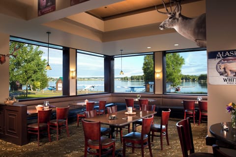 2 restaurants; lunch and dinner served