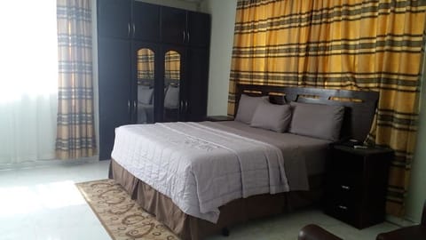 Executive Room, 1 Queen Bed | In-room safe, desk, WiFi (free), bed sheets