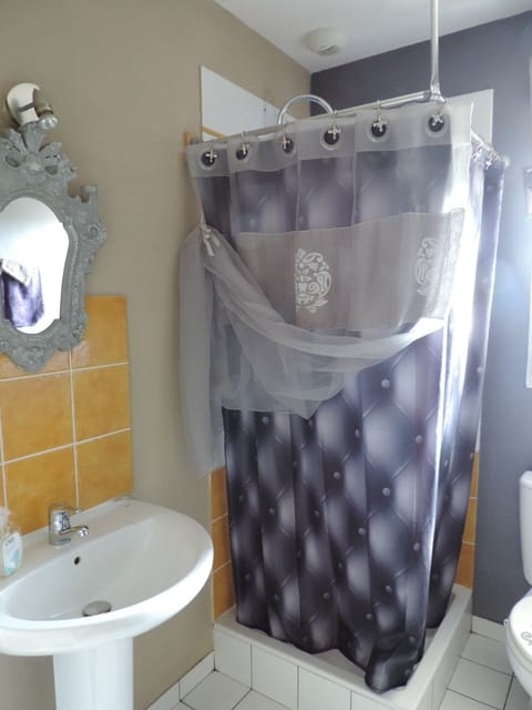 Quadruple Room (Poivre & Sel) | Bathroom | Shower, free toiletries, hair dryer, towels