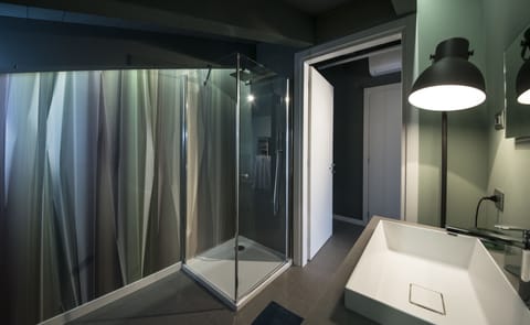 Luxury Suite, 1 Queen Bed, Non Smoking, Mountain View | Bathroom | Free toiletries, hair dryer, towels, soap