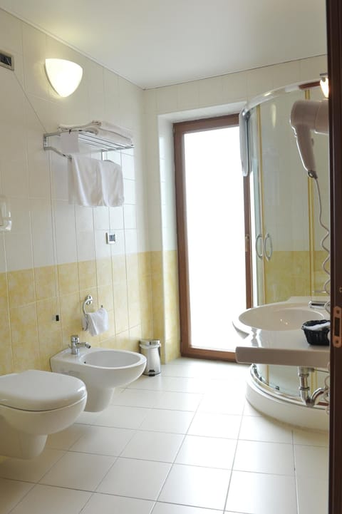 Shower, free toiletries, hair dryer, bidet