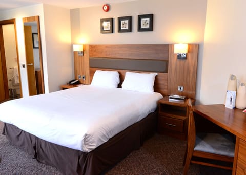 Business Room, 1 Double Bed, Non Smoking (Child Sofa Bed) | In-room safe, desk, iron/ironing board, free WiFi