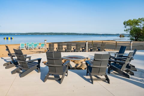 Private beach, free beach shuttle, sun loungers, beach umbrellas