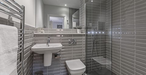 Room - Pigeon's Loft | Bathroom | Shower, designer toiletries, hair dryer, bathrobes