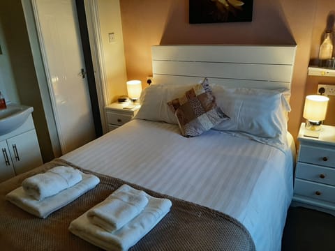 Double Room | Individually decorated, individually furnished, desk, blackout drapes