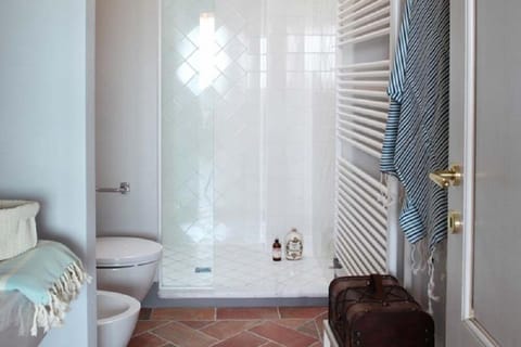 Double Room (4) | Bathroom | Shower, free toiletries, hair dryer, slippers