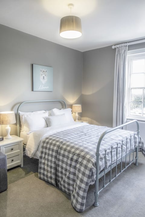 Premium bedding, desk, iron/ironing board, free WiFi