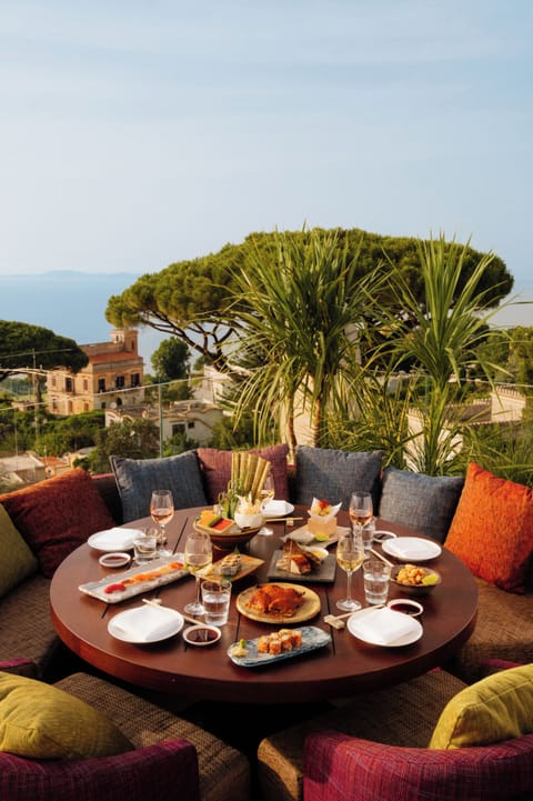 4 restaurants; breakfast, lunch, and dinner served