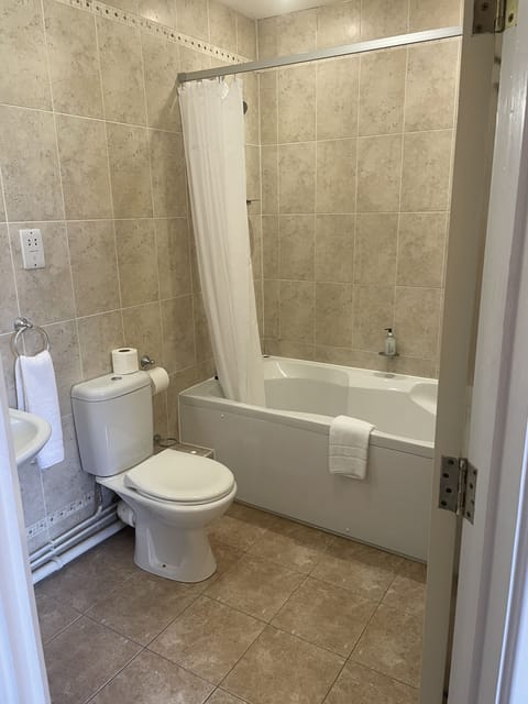 Family Room | Bathroom | Combined shower/tub, free toiletries, hair dryer, towels