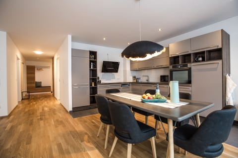 Deluxe Apartment | Private kitchen | Fridge, microwave, oven, stovetop