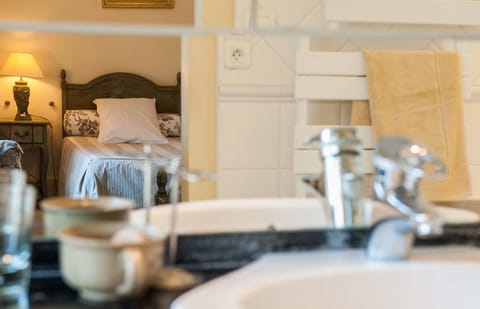 Family Quadruple Room (Camille Claudel) | Bathroom sink