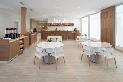 2 restaurants; breakfast, lunch, dinner, and brunch served