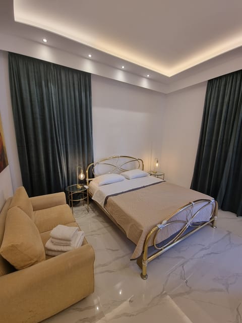 6 bedrooms, soundproofing, iron/ironing board, travel crib