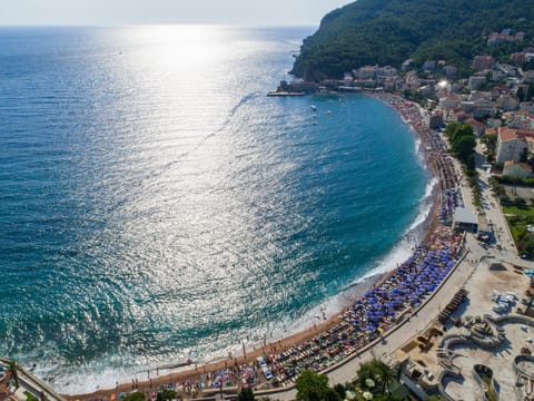 Beach nearby, white sand, sun loungers, beach umbrellas