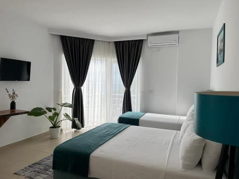 Triple Room with Sea View | Desk, iron/ironing board, free WiFi, bed sheets