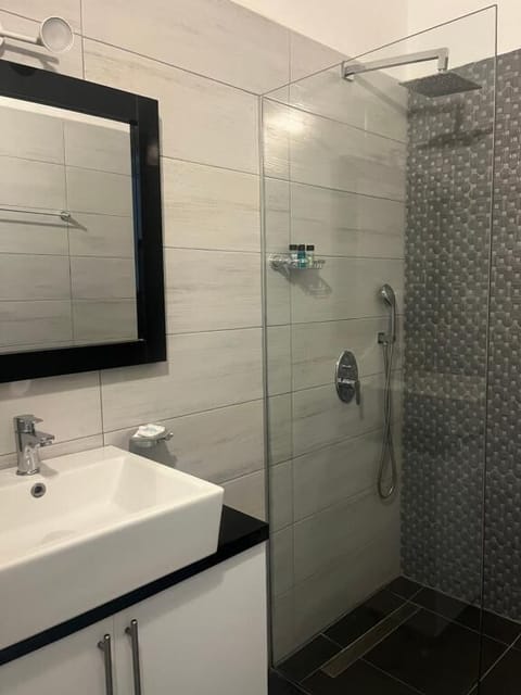 Junior Suite with Sea View | Bathroom | Shower, deep soaking tub, free toiletries, hair dryer