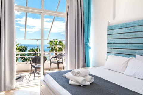 Junior Suite with Sea View | Desk, iron/ironing board, free WiFi, bed sheets