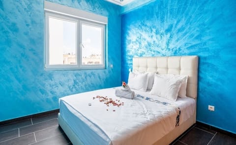 3 bedrooms, down comforters, desk, blackout drapes