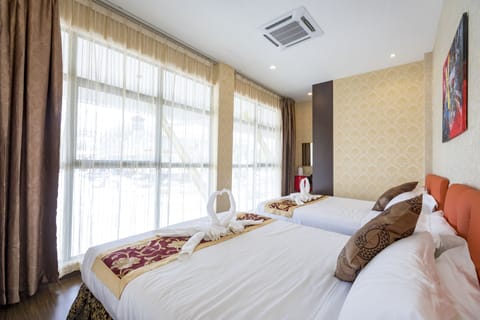 Grand Double or Twin Room, 2 Queen Beds | Premium bedding, in-room safe, desk, soundproofing