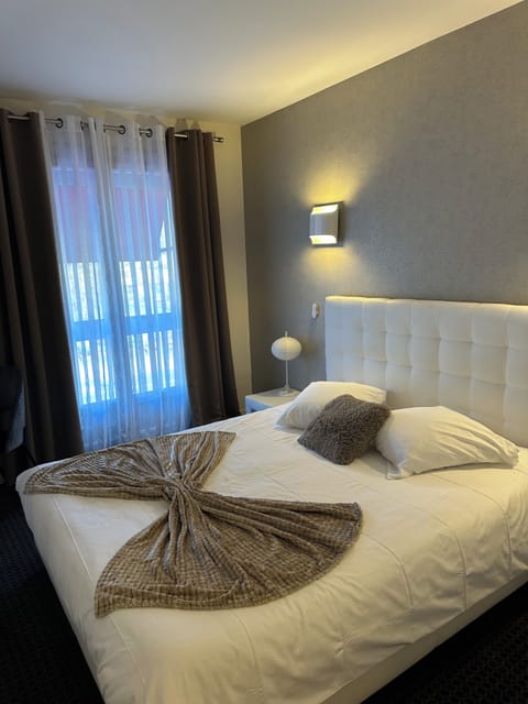 Standard Double Room, 1 Queen Bed | Premium bedding, individually decorated, individually furnished, desk