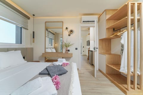 Executive Suite | In-room safe, individually decorated, individually furnished, desk