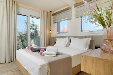 Executive Suite | In-room safe, individually decorated, individually furnished, desk