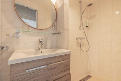 Deluxe Double Room | Bathroom | Shower, free toiletries, hair dryer, towels