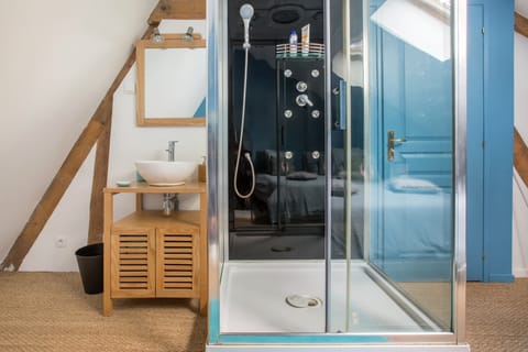 Shower, rainfall showerhead, free toiletries, hair dryer