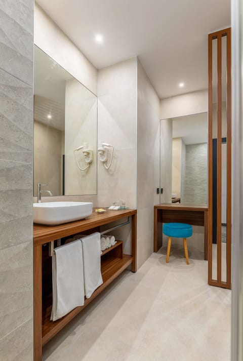 Superior Double Room, Balcony, Sea View | Bathroom | Hair dryer, towels, soap, toilet paper