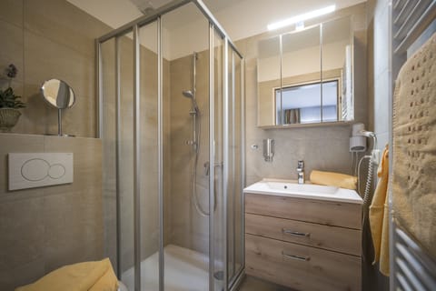 Double Room (Provonce) | Bathroom | Shower, free toiletries, hair dryer, towels
