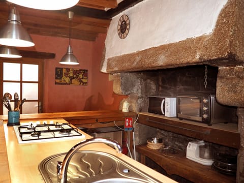 Cottage, Garden View (B Liger Atlantel) | Private kitchen | Highchair