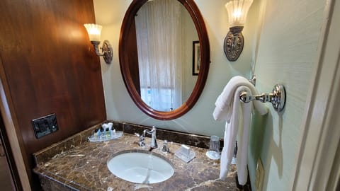 Combined shower/tub, hydromassage showerhead, designer toiletries