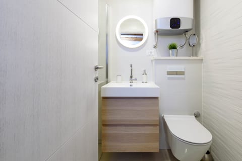 Exclusive Loft | Bathroom | Shower, rainfall showerhead, free toiletries, hair dryer