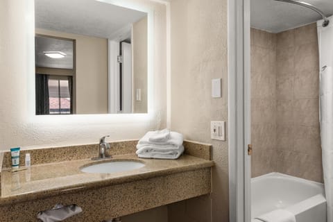 Room, 1 King Bed, Non Smoking | Bathroom | Combined shower/tub, free toiletries, towels
