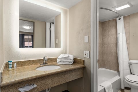 Room, 1 King Bed, Non Smoking | Bathroom | Combined shower/tub, free toiletries, towels