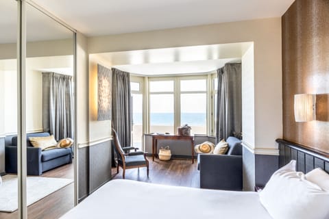 Room with Bow Window, ground floor with terrace and Sea view | Premium bedding, memory foam beds, free WiFi