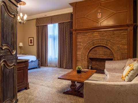 Estate Suite, 1 King Bed | Egyptian cotton sheets, premium bedding, pillowtop beds, minibar