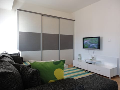 Comfort Studio Suite, City View | Living area | Flat-screen TV